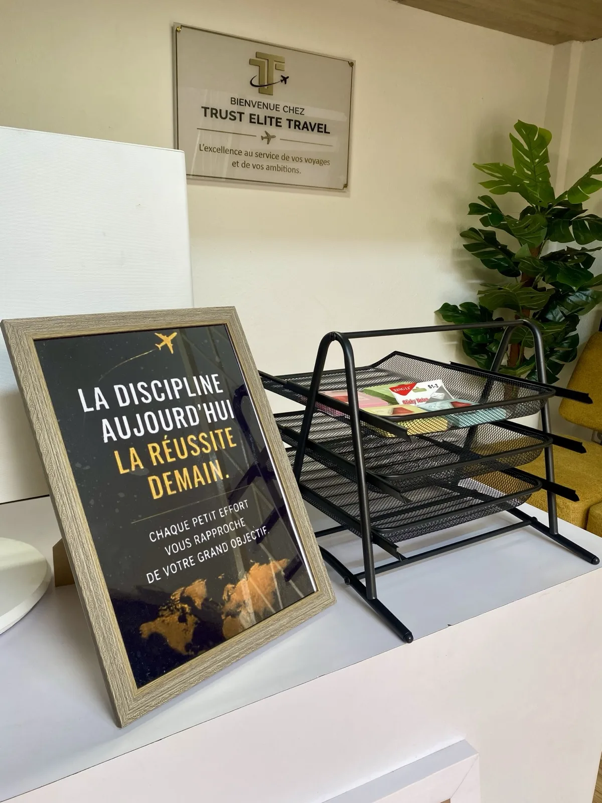 Équipe Trust Elite Travel devant les comptoirs de l’agence